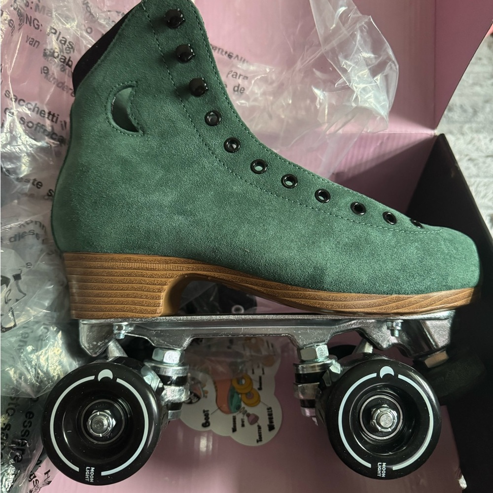BNIB Moon Boot Emerald City